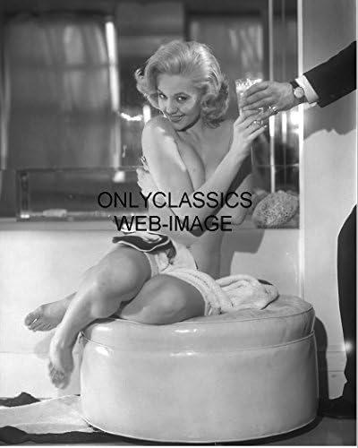 Само класика 1957 Секси колеџ Фарингтон Плејбој плејмејмајт Центарфолд коктел Риске Фото