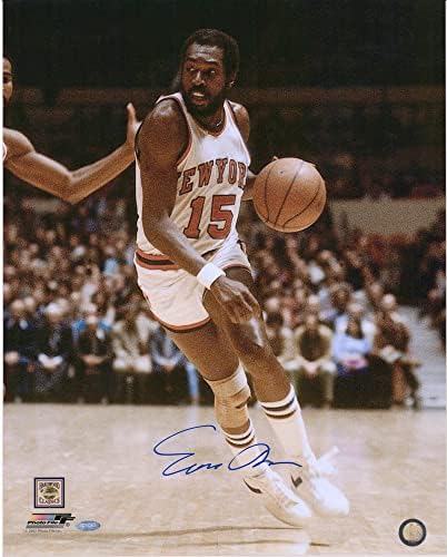 Ерл Монро Newујорк Никс автограмираше 16 x 20 Дриблинг во бела фотографија - Автограмирана НБА фотографии